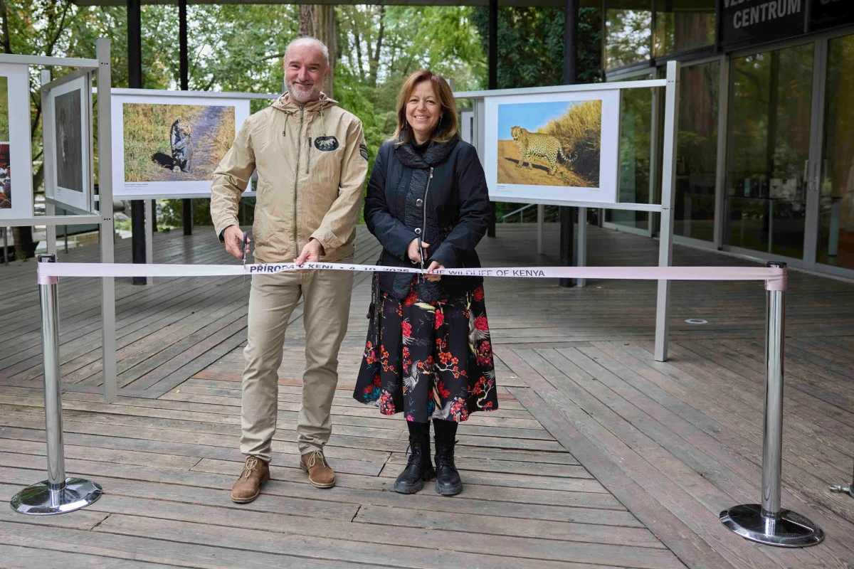 Náměstkyně Markéta Hoidekrová (vpravo) a autor, fotograf a cestovatel Roman Baláž Babilon na vernisáži v zoo.