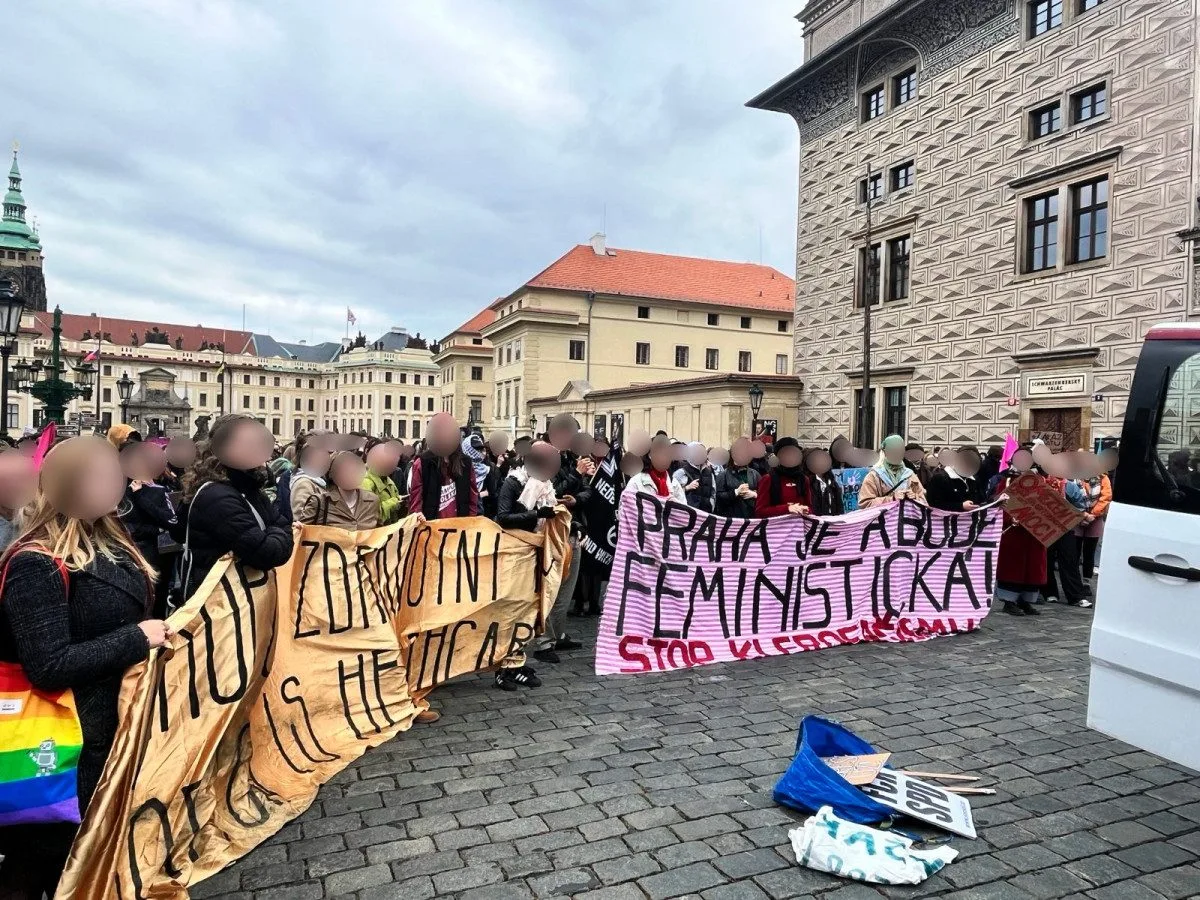 Stovky podporovatelů ženských a queer práv prošly centrem Prahy