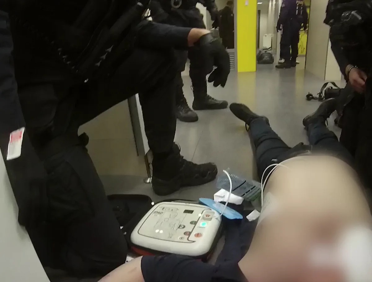 Policisté použili i defibrilátor.