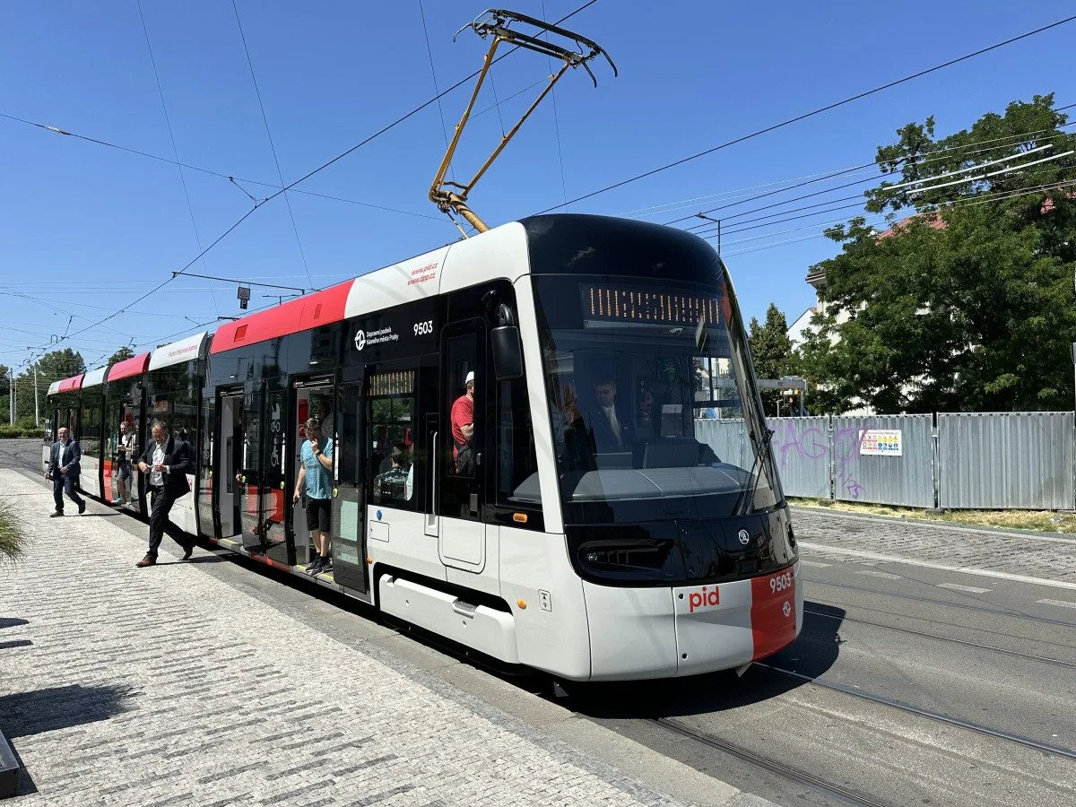 Nová tramvaj Škoda 52T.