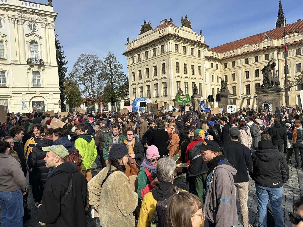 Macinku nechceme. Na Hradčanském náměstí protestují stovky lidí
