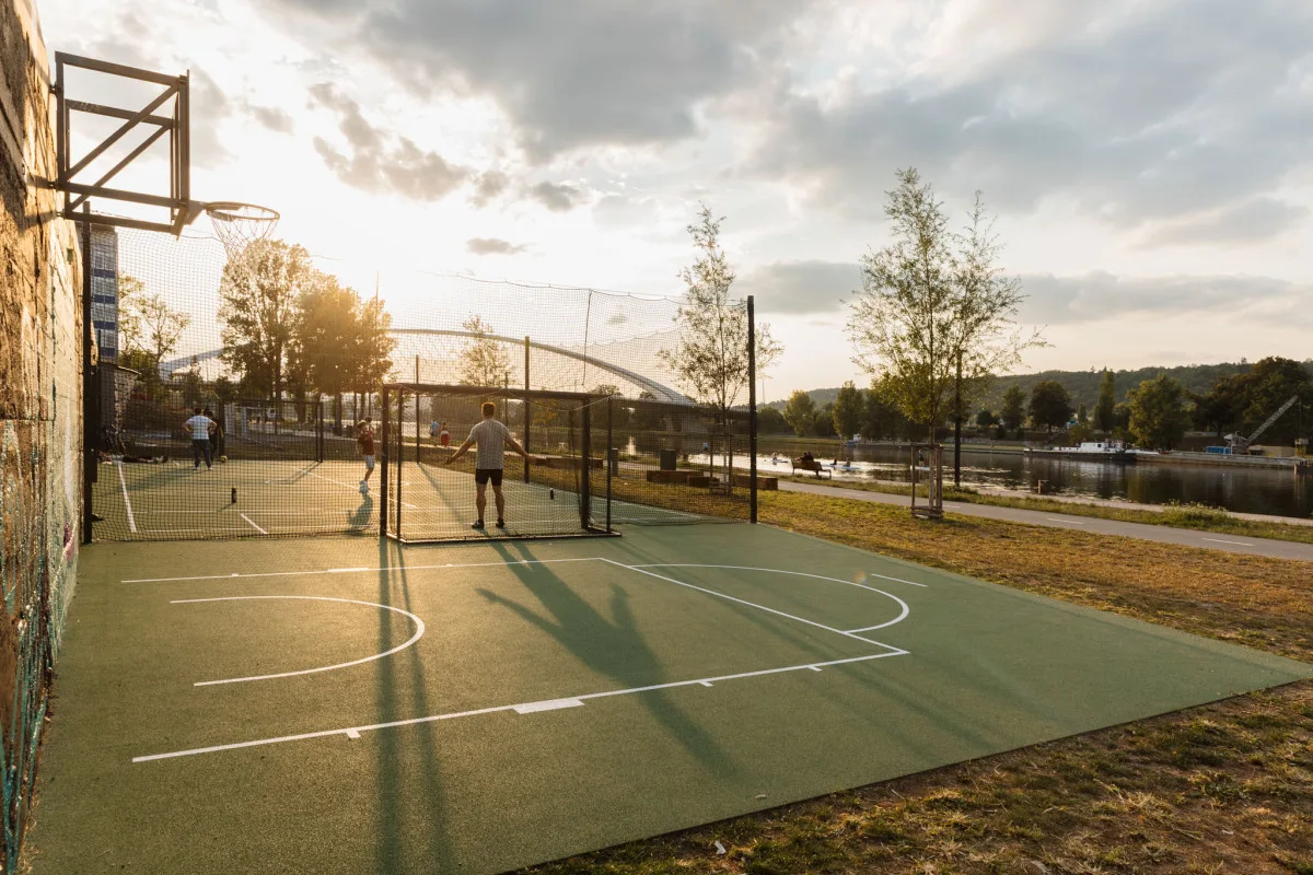 Holešovice mají náplavku, na levém břehu Vltavy vznikl prostor pro sport i relax