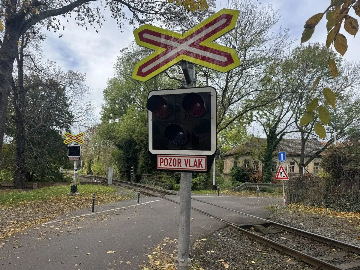 Nebezpečný přejezd v Praze 6 vyřešili jednosměrkou. Ta ale podle místních ucpe čtvrť