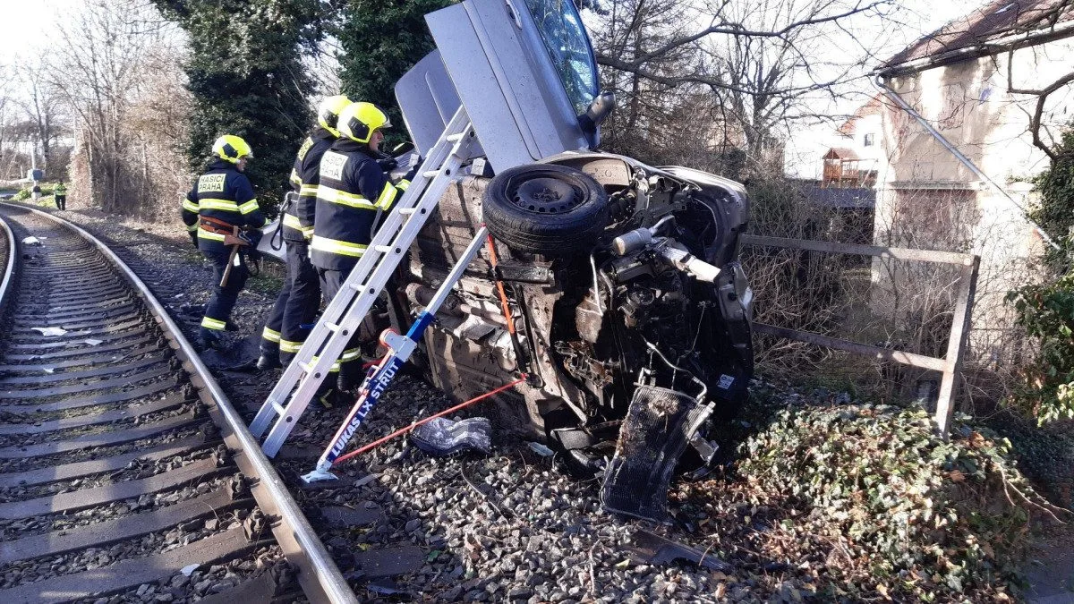 Nebezpečný přejezd v Praze 6 vyřešili jednosměrkou. Ta ale podle místních ucpe čtvrť