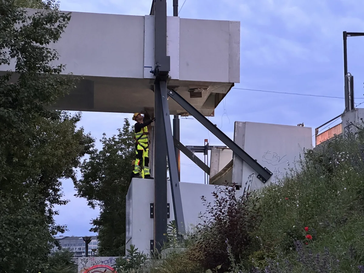 Štvanickou lávku po roce zkontrolují, cvičně ji i zvednou