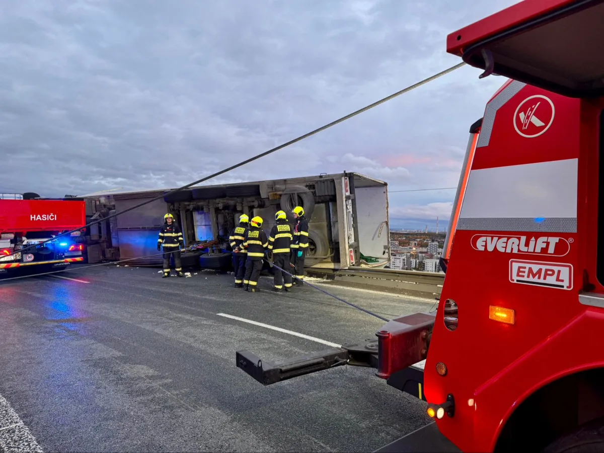 Na Kbelské se převrátil kamion, řidiče museli hasiči vyprostit