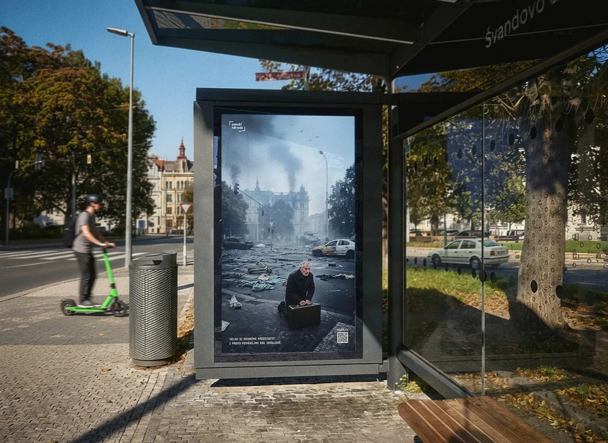 Praha zničená válkou. Paměť národa spustila v ulicích kampaň na podporu Ukrajiny