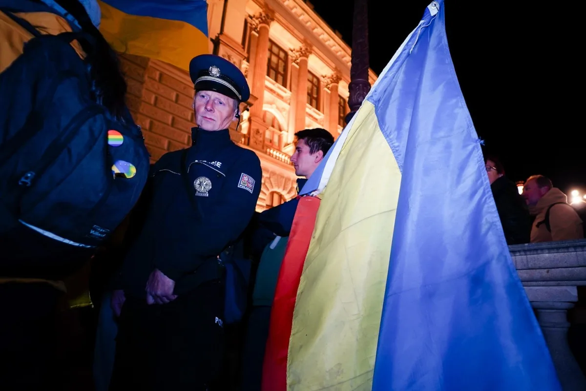 FOTO: Čeho se bojíte? Lidé vyzvali vedení Národního muzea k vrácení ukrajinské vlajky