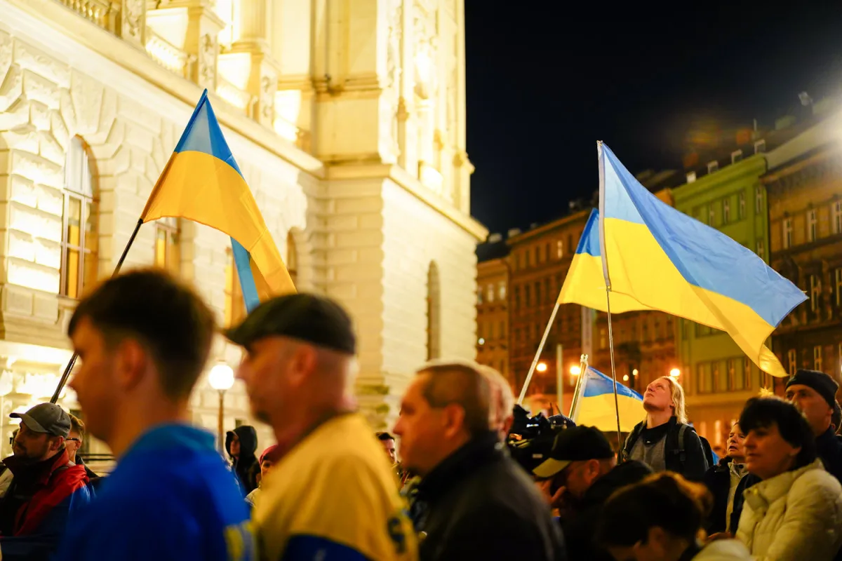FOTO: Čeho se bojíte? Lidé vyzvali vedení Národního muzea k vrácení ukrajinské vlajky