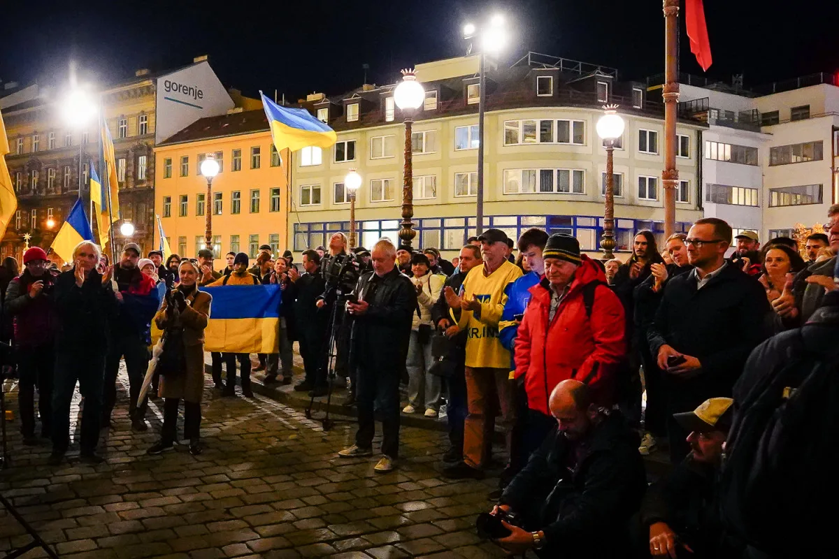 FOTO: Čeho se bojíte? Lidé vyzvali vedení Národního muzea k vrácení ukrajinské vlajky