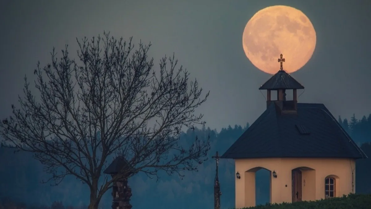 Úplněl nad kapličkou v Kydlinechfoto: Vladislav Hosnedl