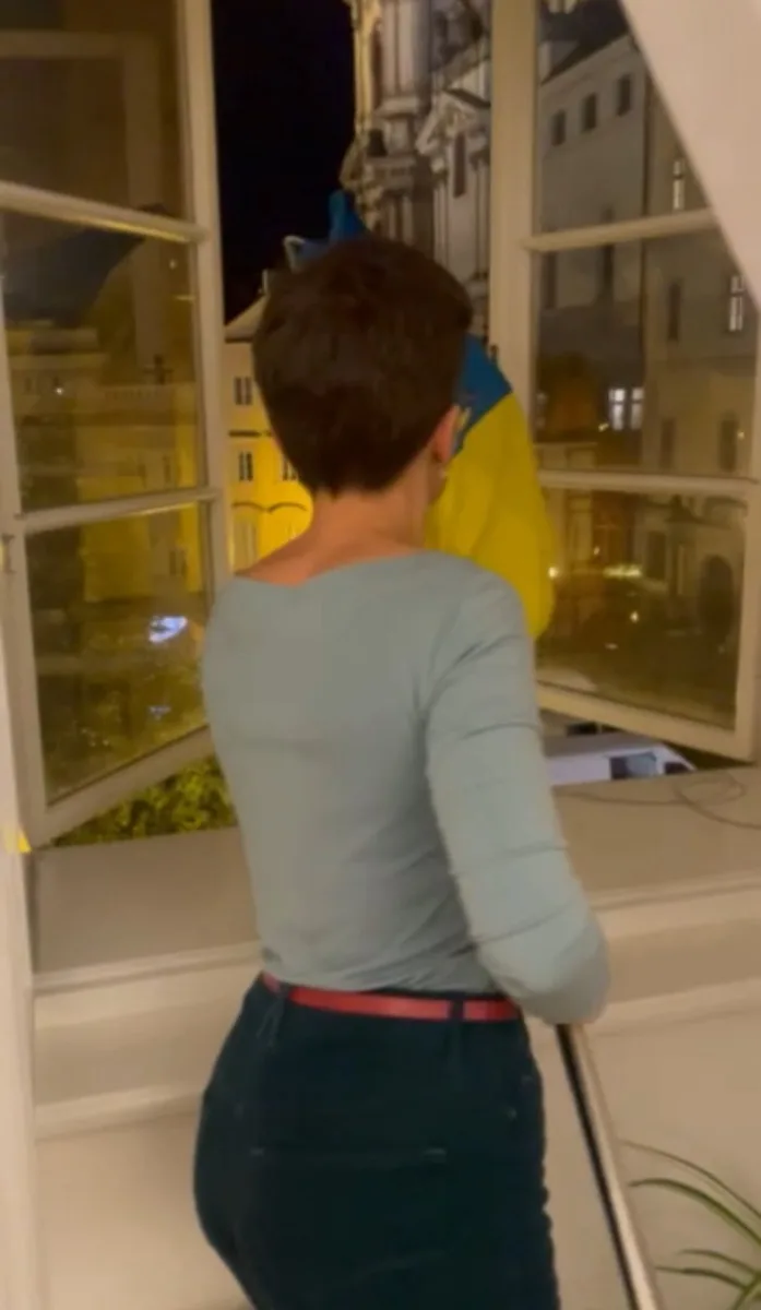Okamura sundal vlajku Ukrajiny z budovy Sněmovny, Piráti, ODS i STAN už vyvěsili svoje