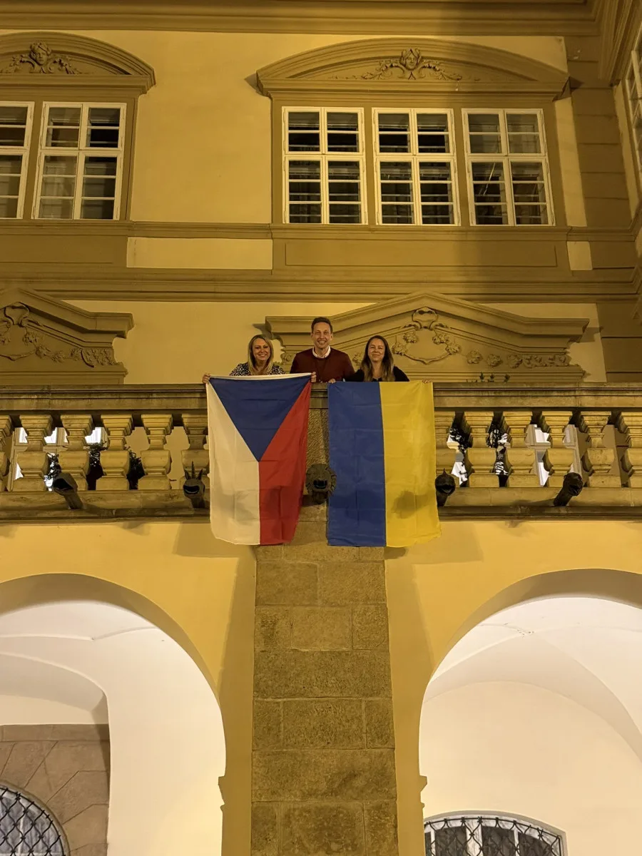 Okamura sundal vlajku Ukrajiny z budovy Sněmovny, Piráti, ODS i STAN už vyvěsili svoje