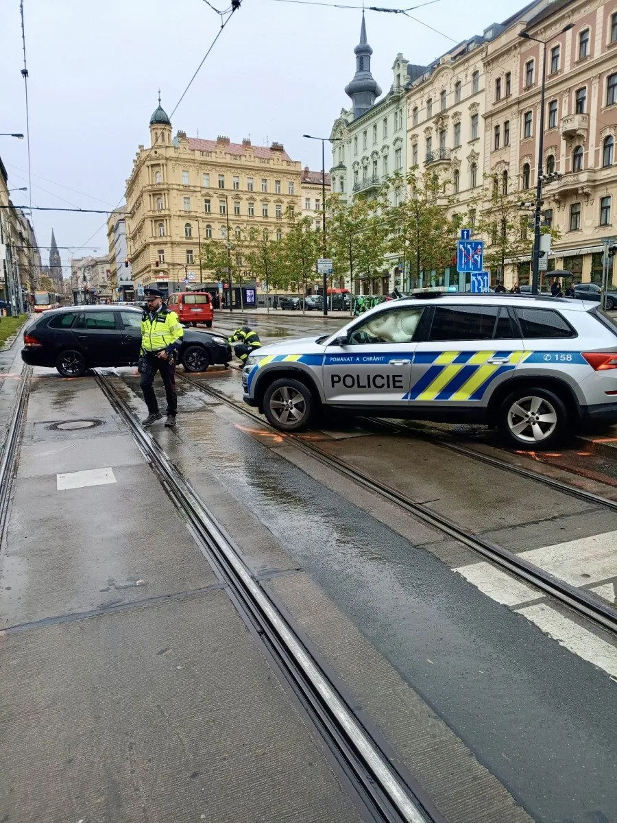 Na I. P. Pavlova bourala policie, nehoda blokuje dopravu