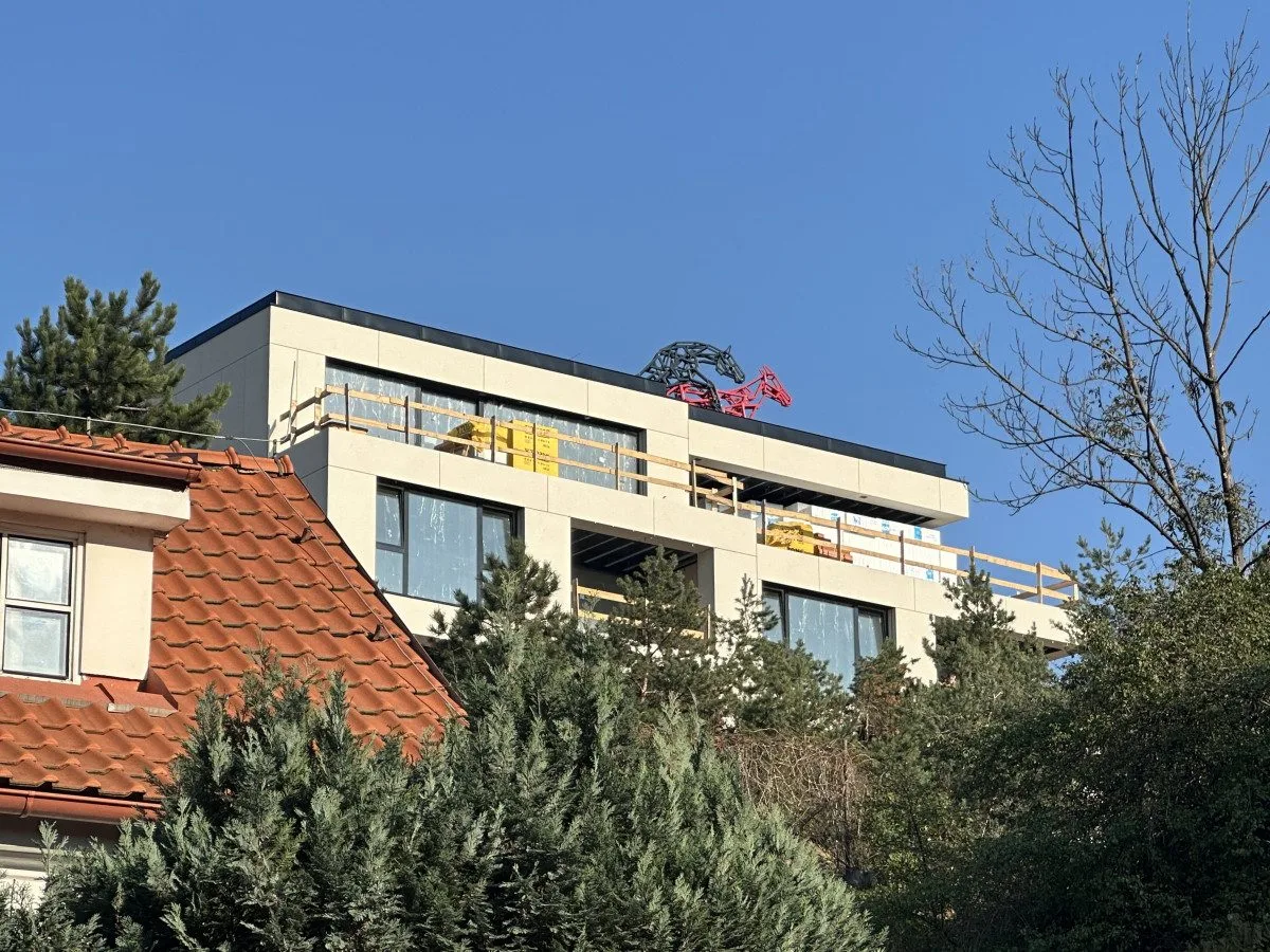 FOTO: Socha Šemíka v říji budí v Podolí vášně. Na střeše domu ale dlouho nezůstane