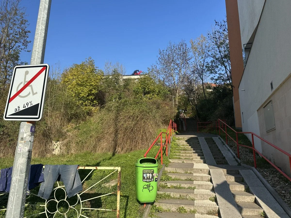 FOTO: Socha Šemíka v říji budí v Podolí vášně. Na střeše domu ale dlouho nezůstane