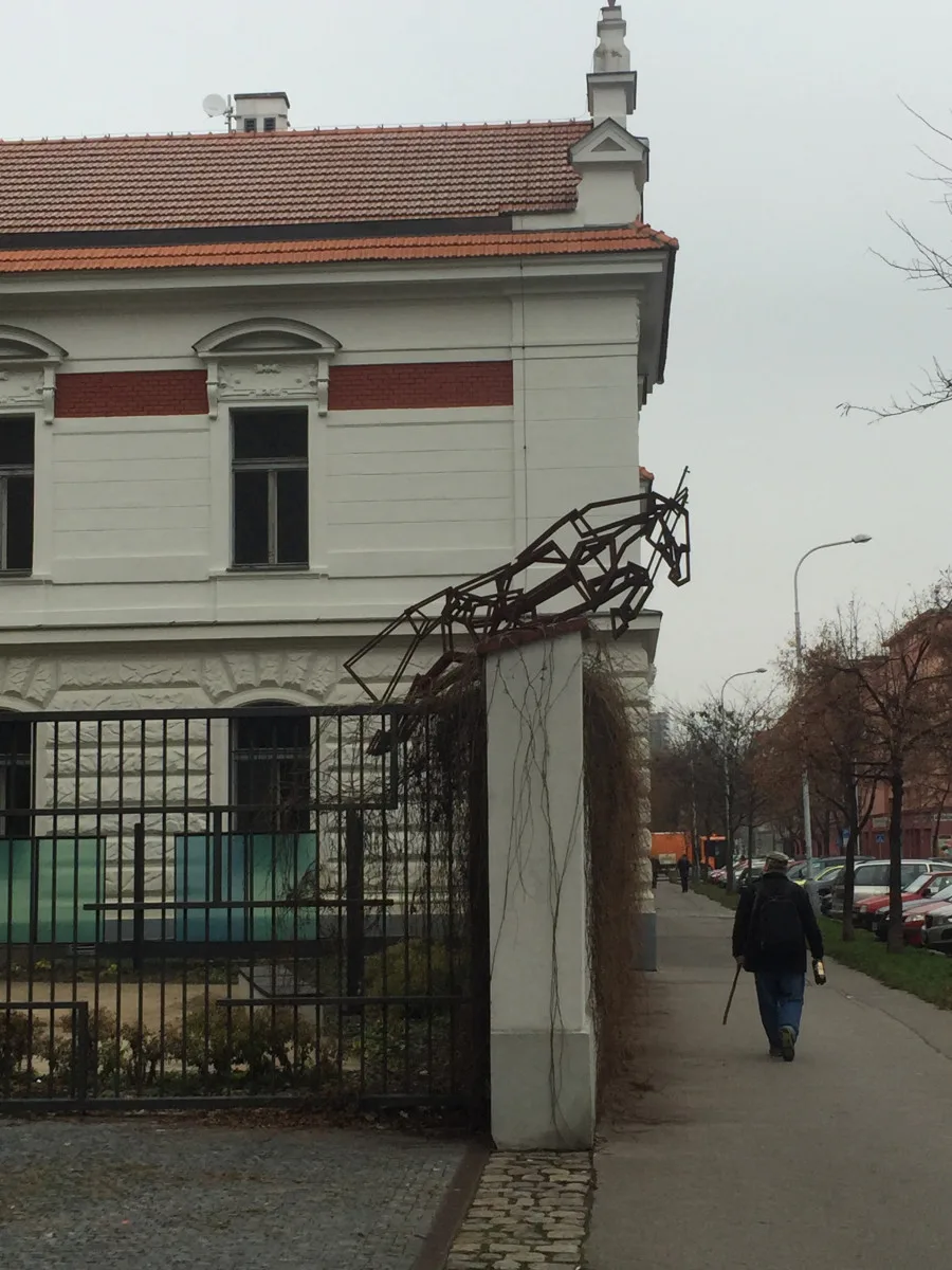 FOTO: Socha Šemíka v říji budí v Podolí vášně. Na střeše domu ale dlouho nezůstane