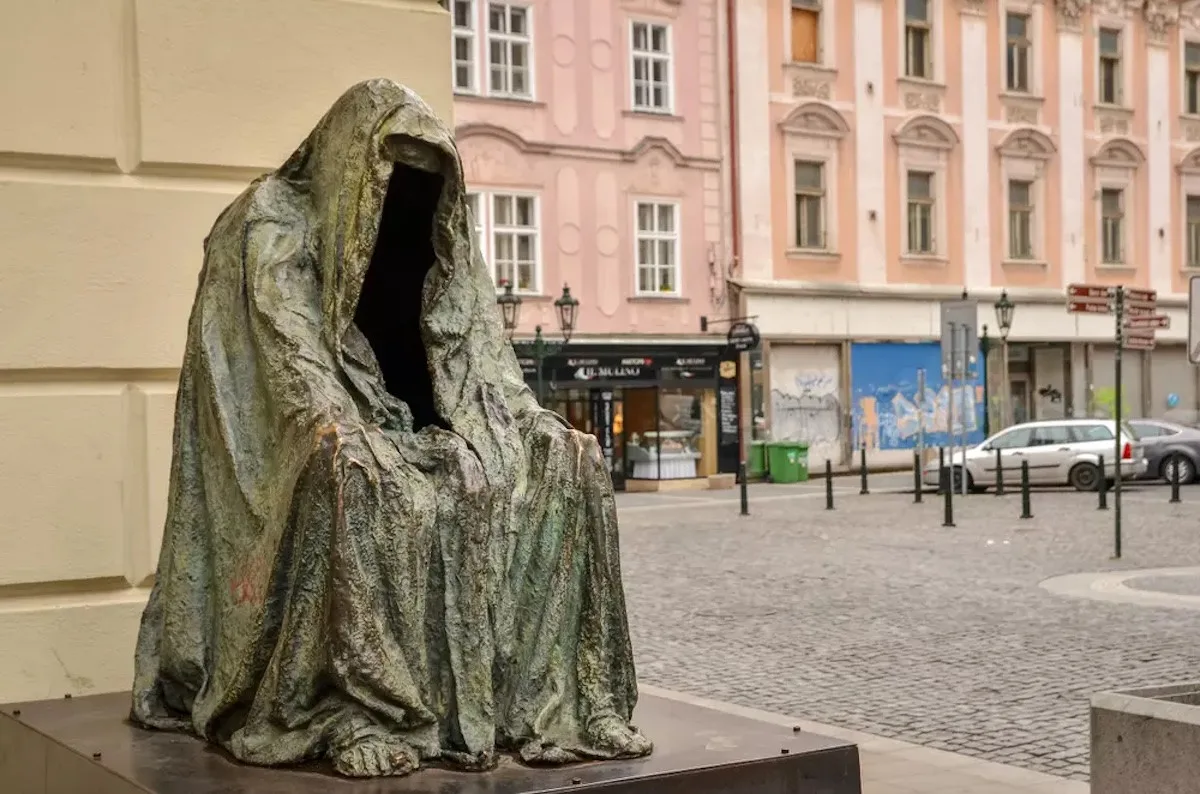 Socha byla na místě od roku 2000.