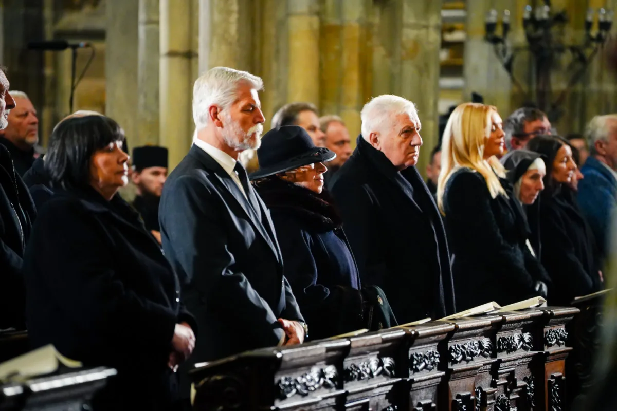 Pohřbu kardinála Duky se v katedrále sv. Víta účastní stovky lidí, přišel i prezident