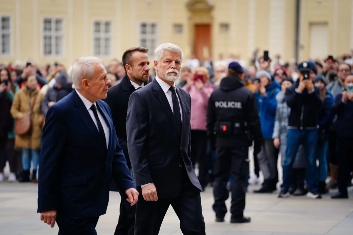 FOTO: Tři prezidenti, stíhačky, stovky lidí. Podívejte se na pohřeb kardinála Duky