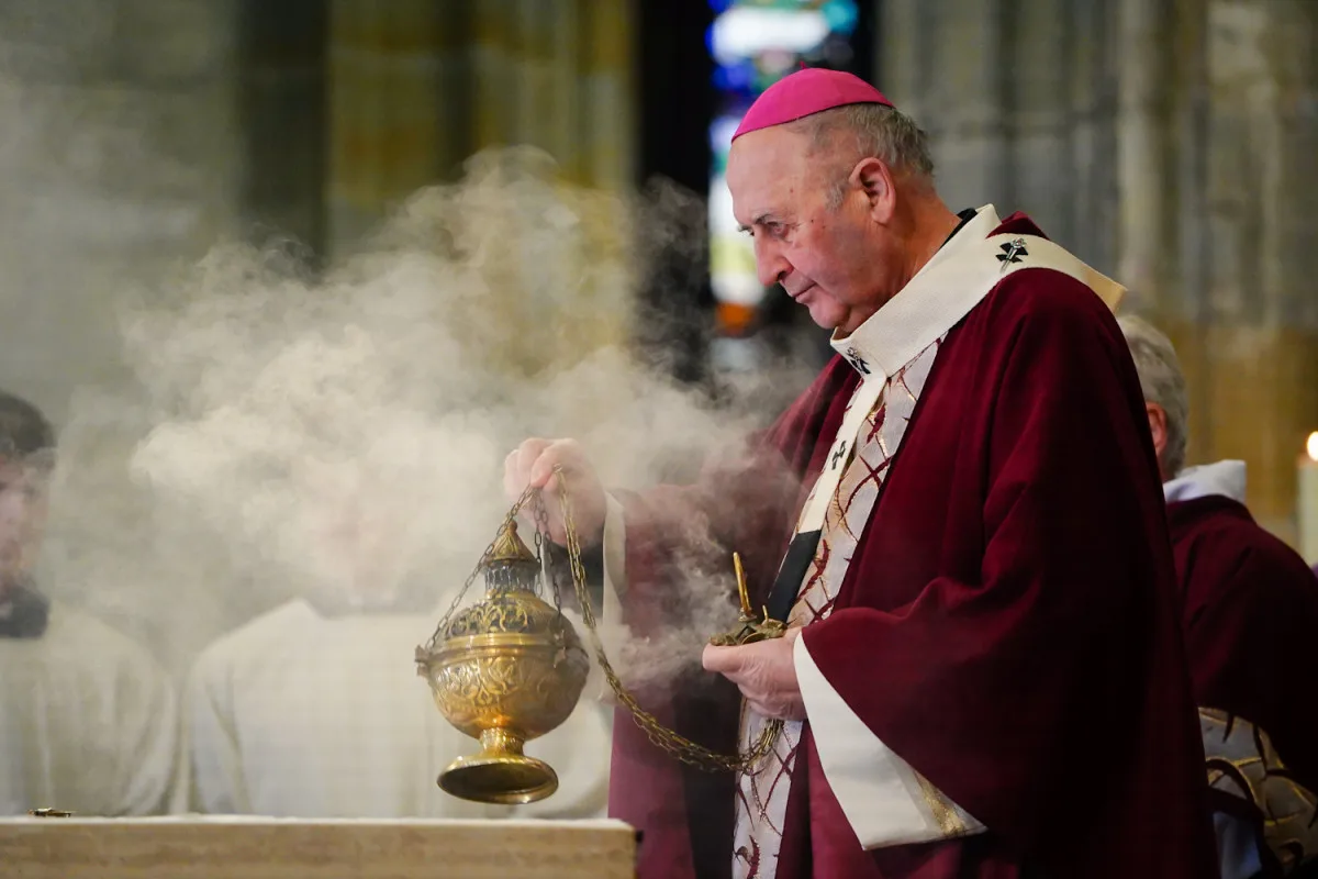 FOTO: Tři prezidenti, stíhačky, stovky lidí. Podívejte se na pohřeb kardinála Duky
