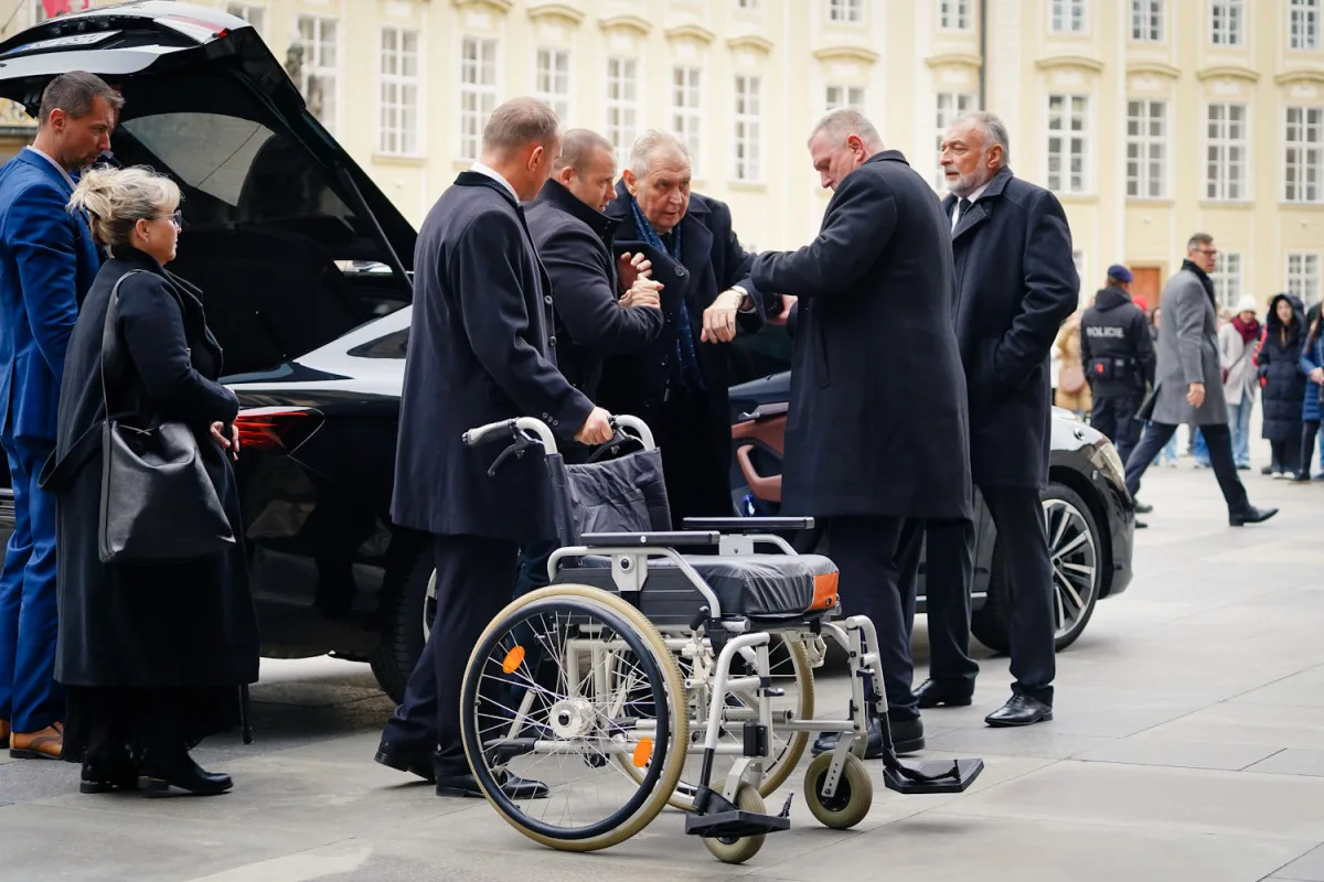 FOTO: Tři prezidenti, stíhačky, stovky lidí. Podívejte se na pohřeb kardinála Duky