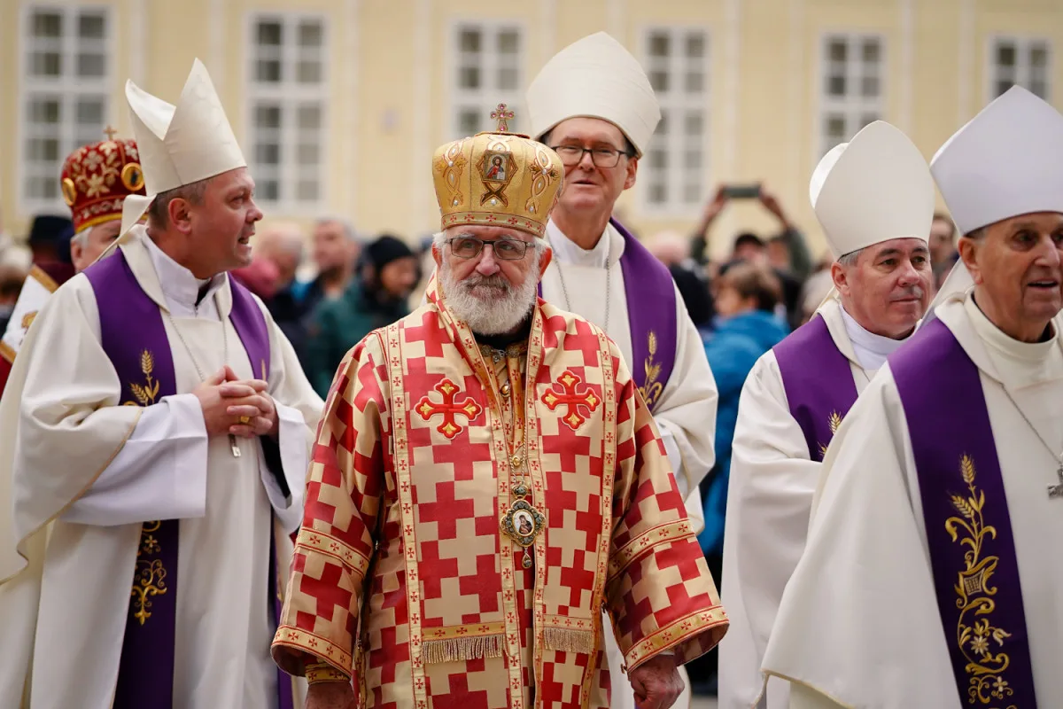 FOTO: Tři prezidenti, stíhačky, stovky lidí. Podívejte se na pohřeb kardinála Duky