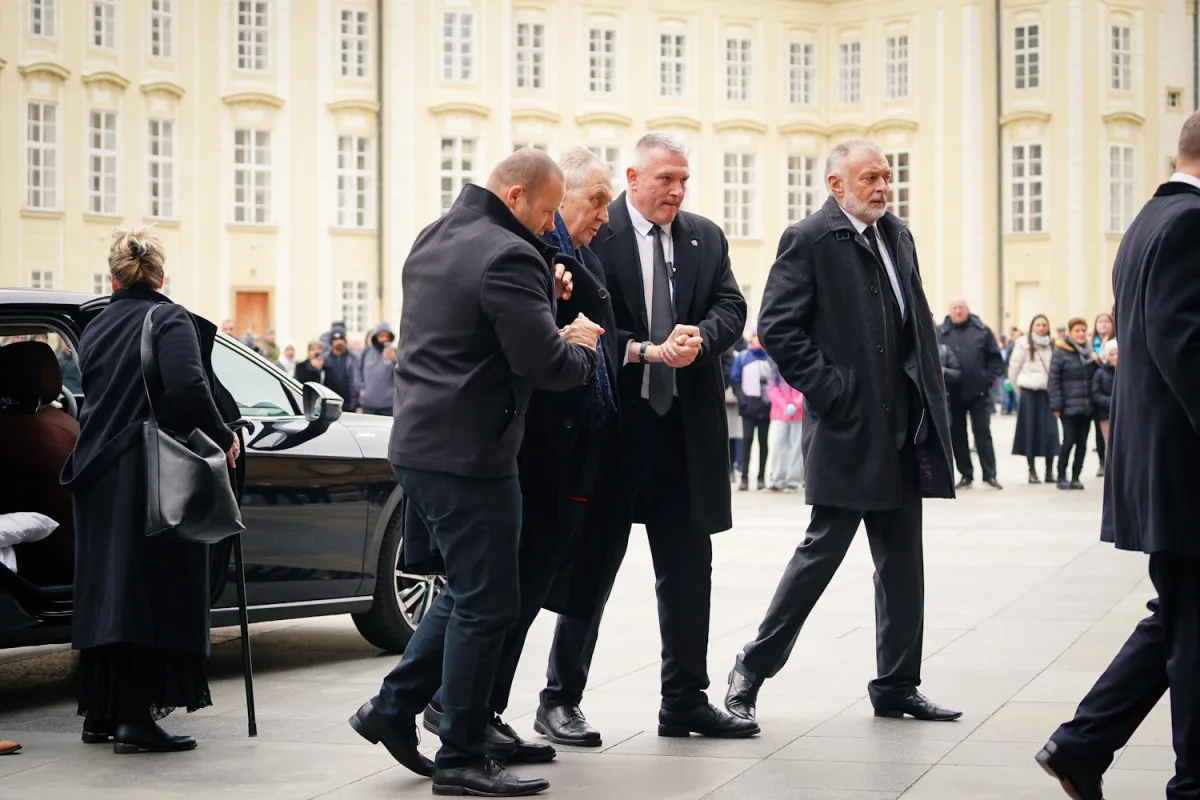 FOTO: Tři prezidenti, stíhačky, stovky lidí. Podívejte se na pohřeb kardinála Duky