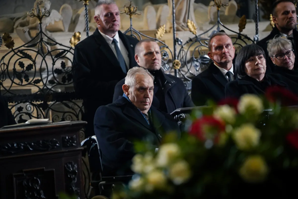 FOTO: Tři prezidenti, stíhačky, stovky lidí. Podívejte se na pohřeb kardinála Duky