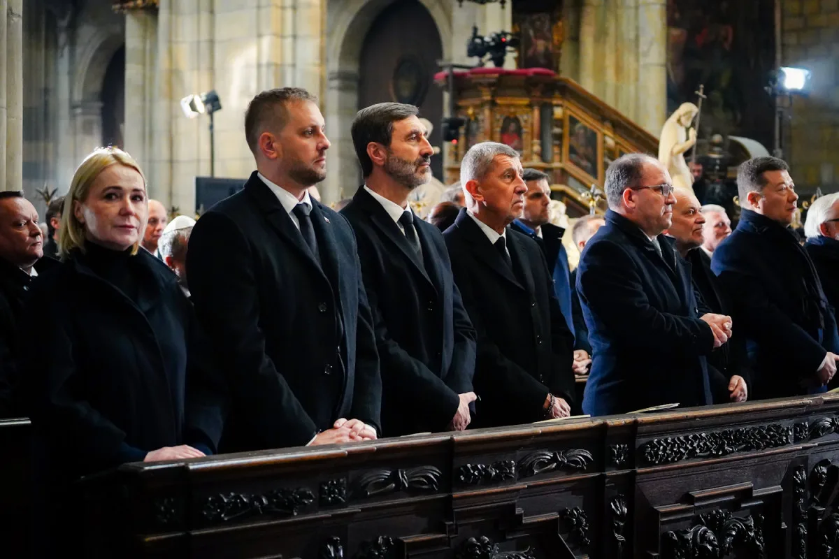 FOTO: Známé tváře na Dukově pohřbu. Přišel Babiš, Bohdalová i bratři Okamurovi