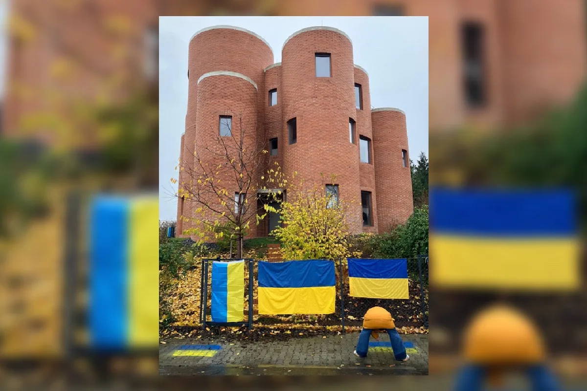 Na plot u domu Okamury vyvěsili ukrajinské vlajky, čin řeší policie
