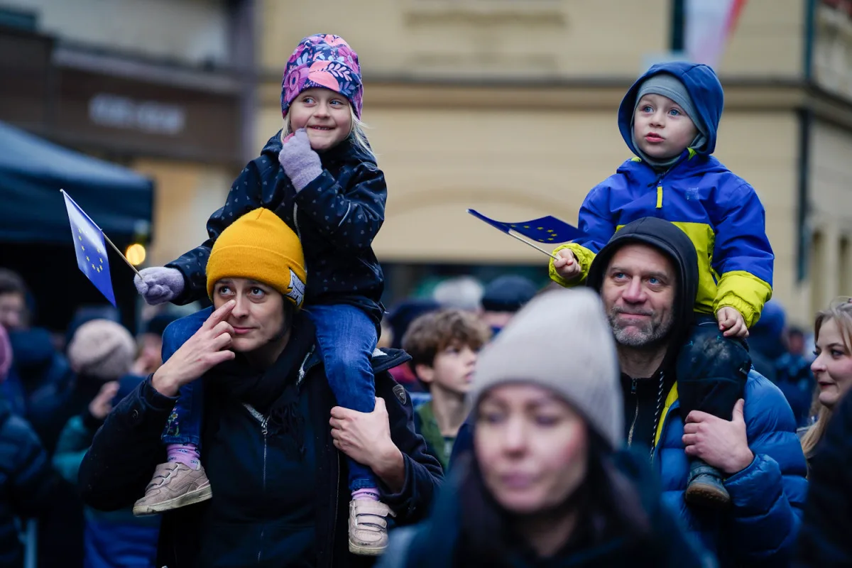 FOTO: Na Národní přišlo i přes déšť 100 tisíc lidí. Lákala hymna i Modlitba pro Martu