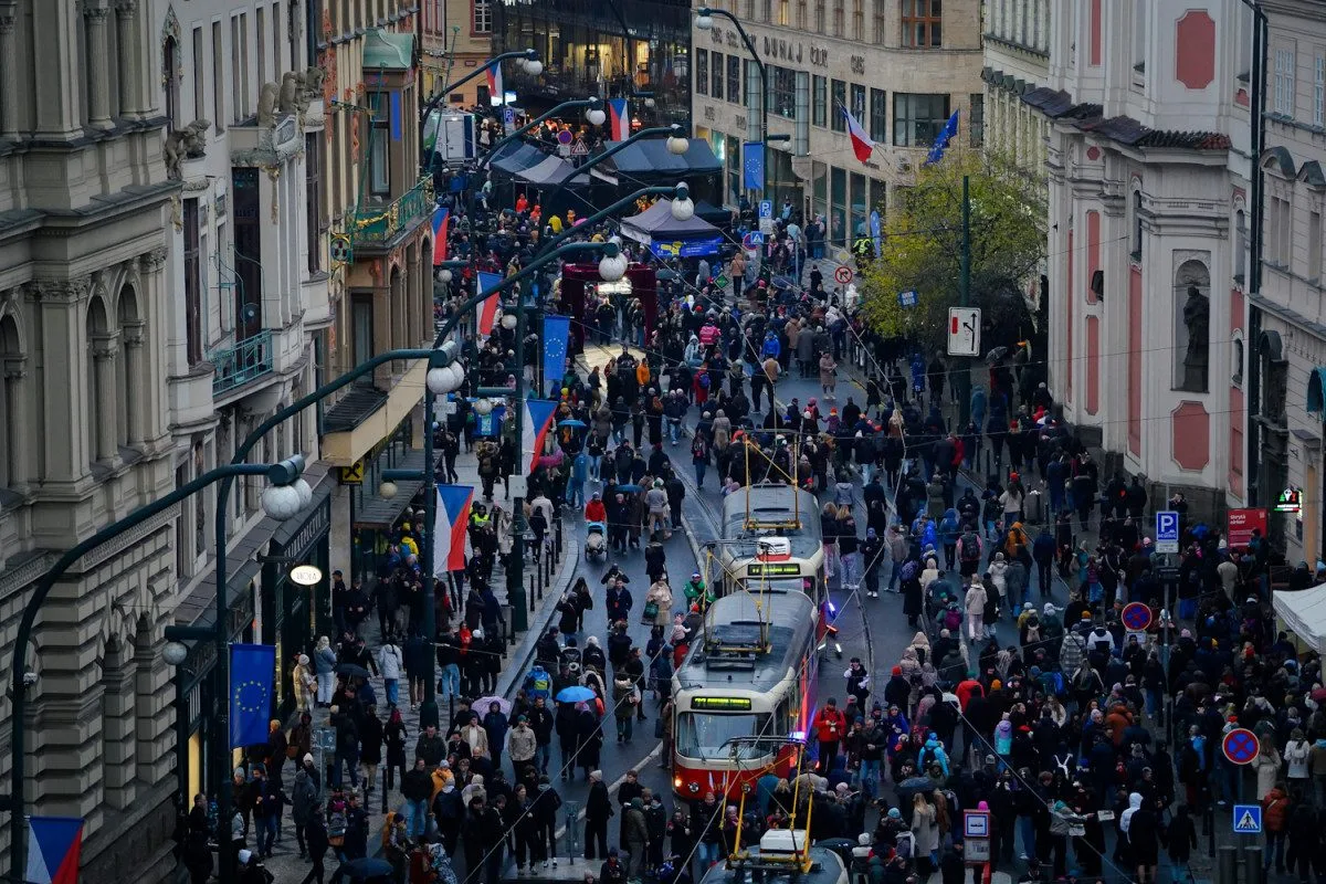 FOTO: Na Národní přišlo i přes déšť 100 tisíc lidí. Lákala hymna i Modlitba pro Martu