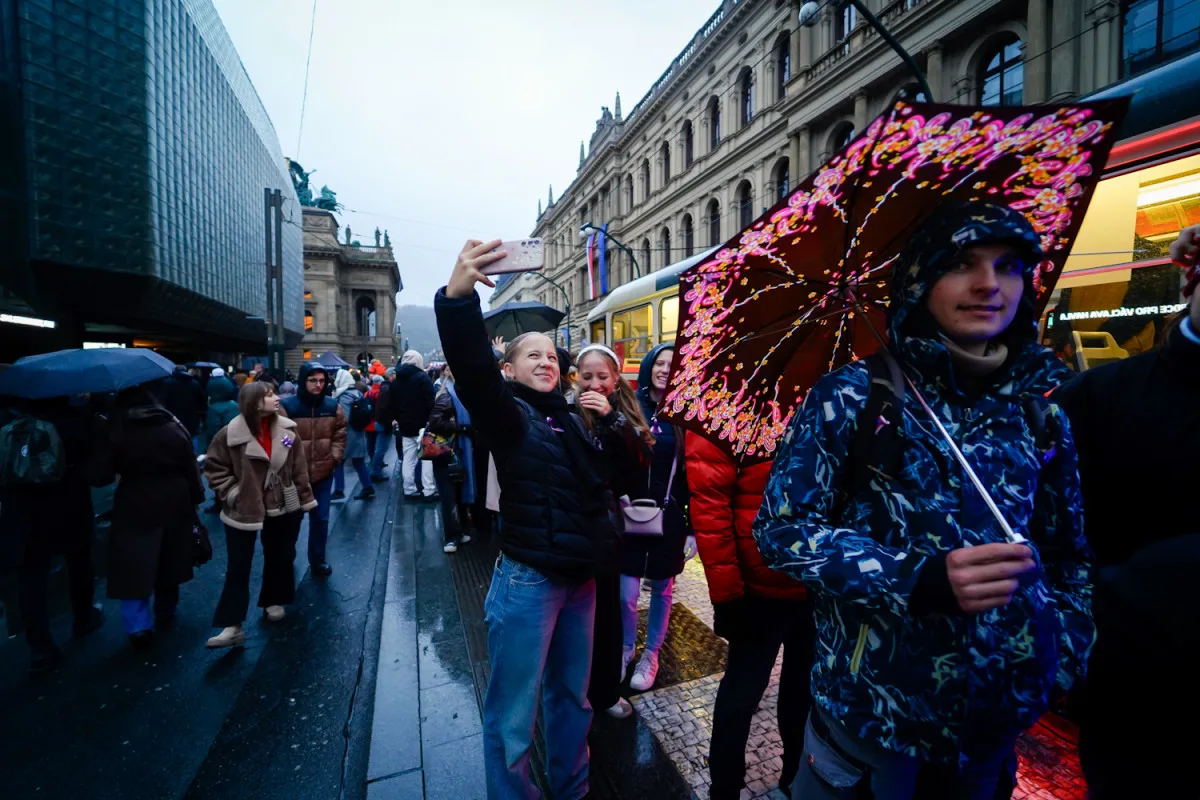 FOTO: Na Národní přišlo i přes déšť 100 tisíc lidí. Lákala hymna i Modlitba pro Martu