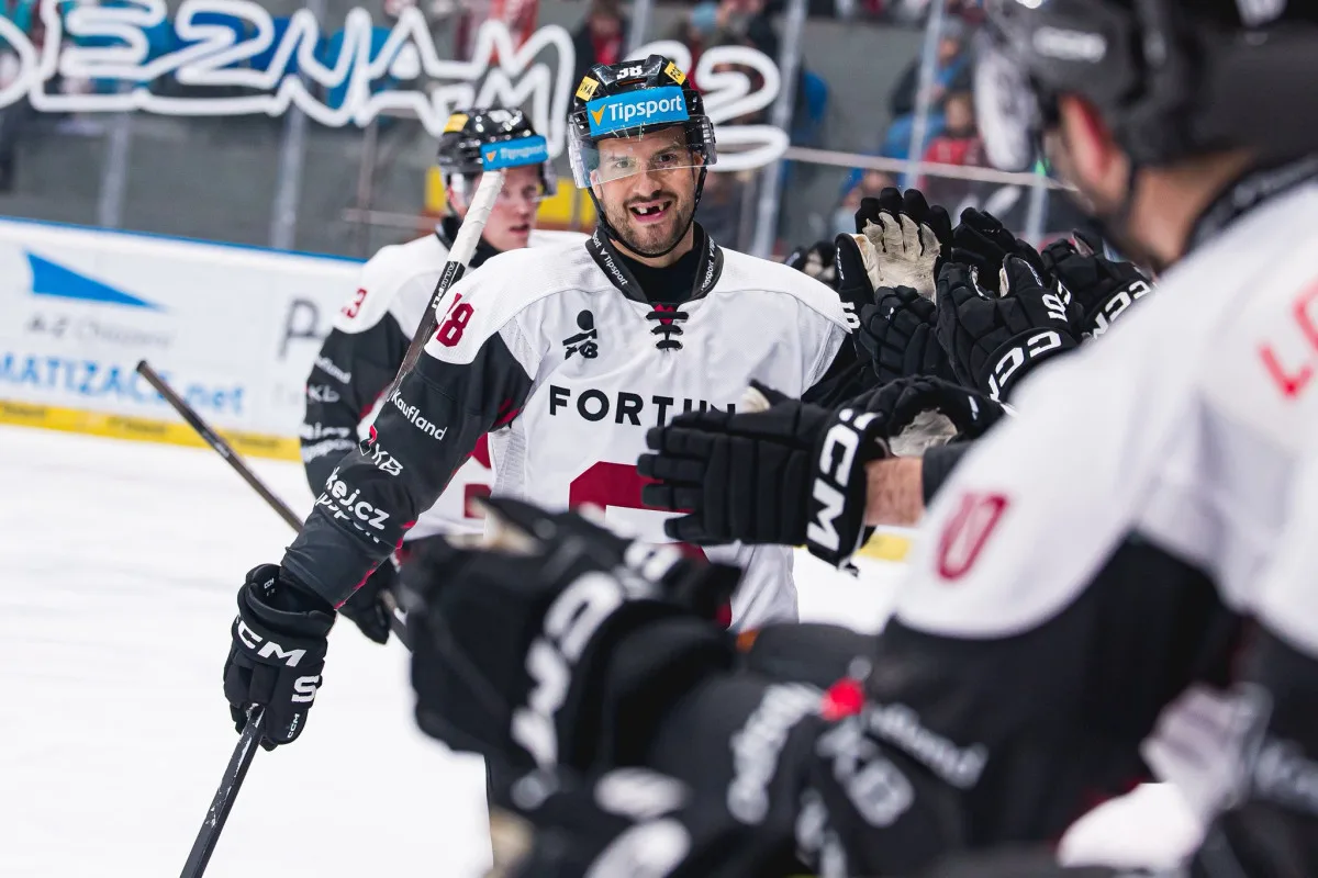 Sparta zvítězila 4:1Hokejisté Sparty zvítězili v duelu 24. extraligového kola v Hradci Králové 4:1 a bodově se dotáhli na vedoucí tým tabulky Třinec. Pražané vyhráli v domácí nejvyšší soutěži sedmý z posledních osmi zápasů. Rozhodli dvěma góly ve druhé tř