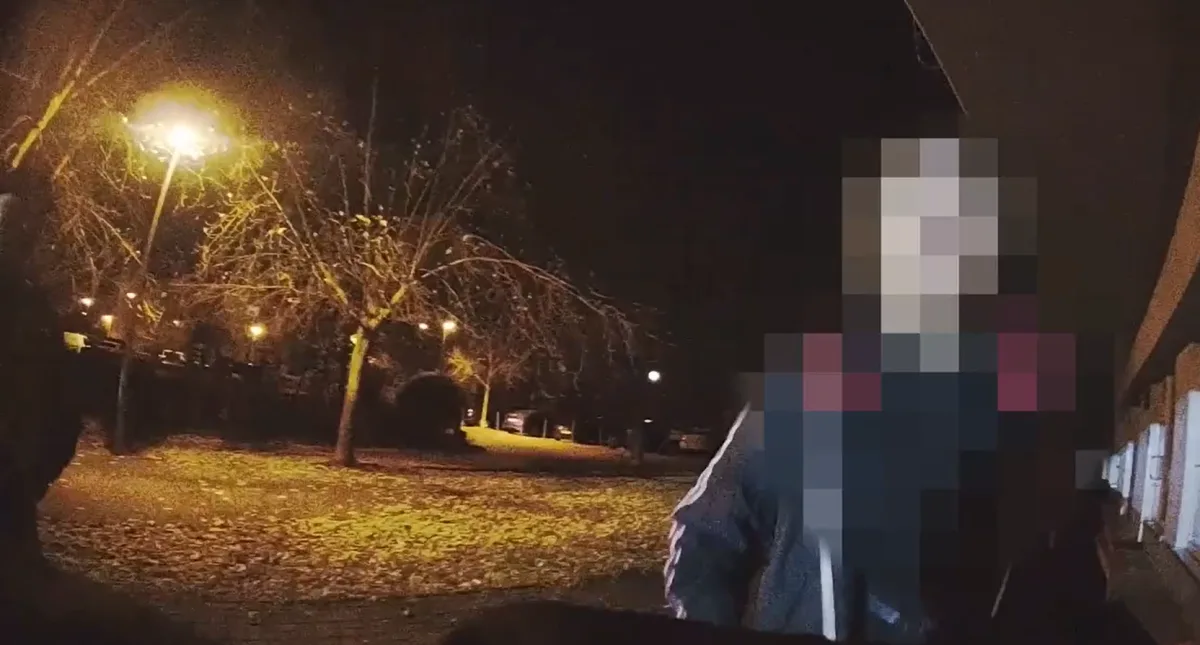 VIDEO: Opilý muž rušil noční klid u dětského hřiště. Potom se policistům rozbrečel