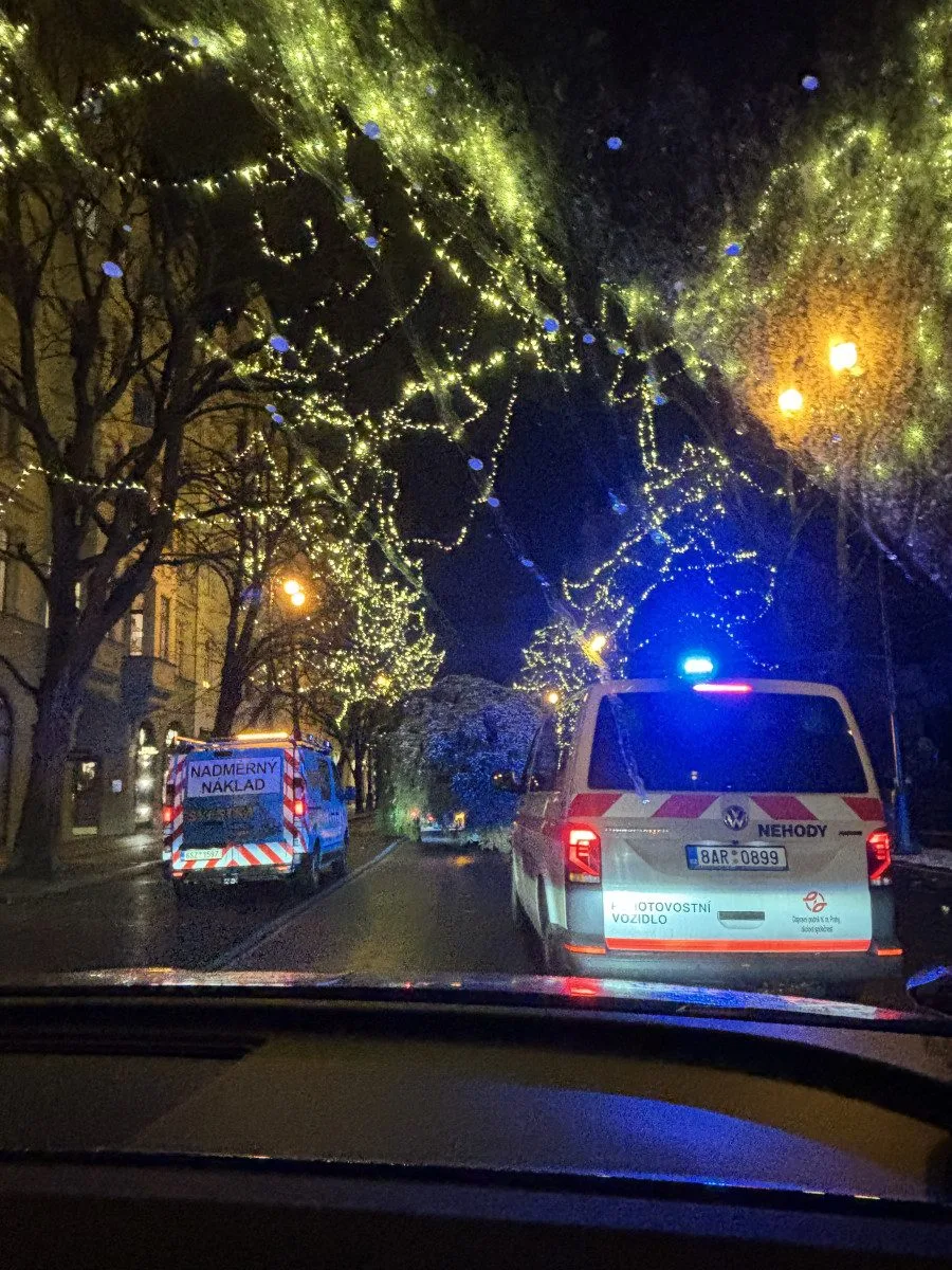 VIDEO: Vánoční strom už po malých problémech zdobí na Staromáku, rozsvítí ho v sobotu