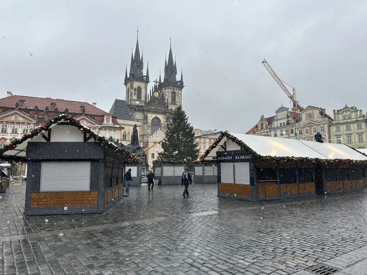 Klobása dražší o deset korun a hudba Ewy Farné. Jaké budou trhy na Staromáku?