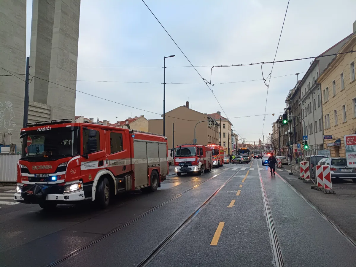 V Nuslích unikl plyn, hasiči kvůli riziku výbuchu evakuují domy