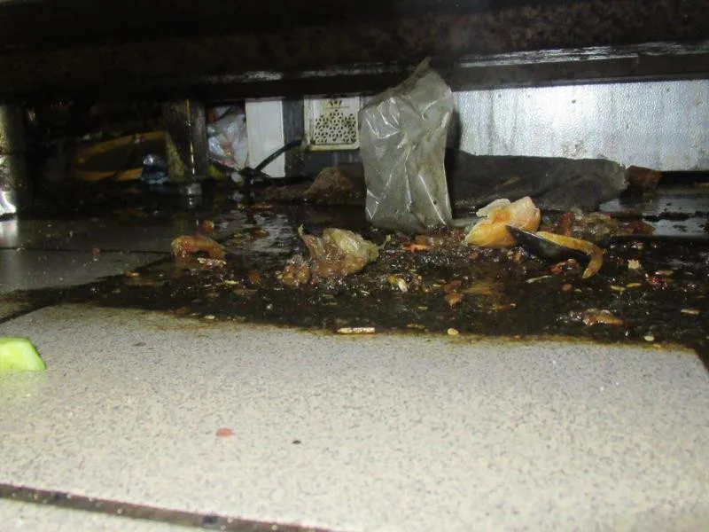 Špína a plíseň. Restauraci u smíchovského nádraží kvůli obavě o zdraví zavřeli