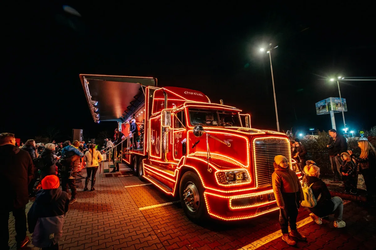 Vánoční kamion Coca-cola přijíždí do Prahy