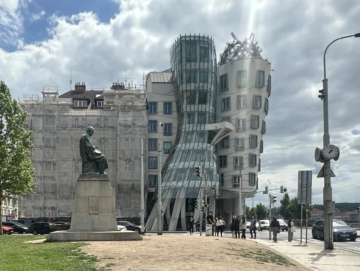 Zemřel architekt Frank Gehry, autor Tančícího domu