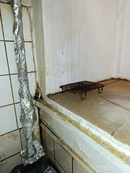 Břevnovský hostinec zavřeli kvůli špíně a plísni, majitel se musel pustit do úklidu