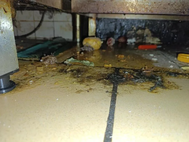Břevnovský hostinec zavřeli kvůli špíně a plísni, majitel se musel pustit do úklidu