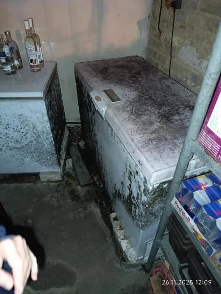 Břevnovský hostinec zavřeli kvůli špíně a plísni, majitel se musel pustit do úklidu