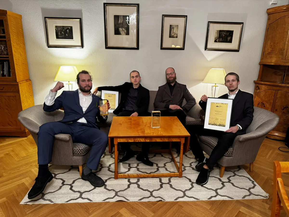 Dobrovolníci pomáhají lidem zavaleným odpadky. Rozbité auto jim ale práci překazilo