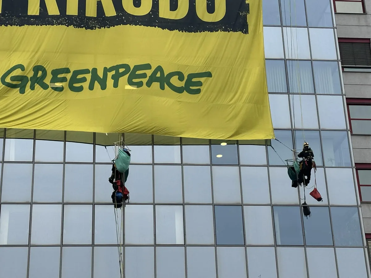 Na budovu ministerstva životního prostředí vylezli demonstranti, zasahuje policie