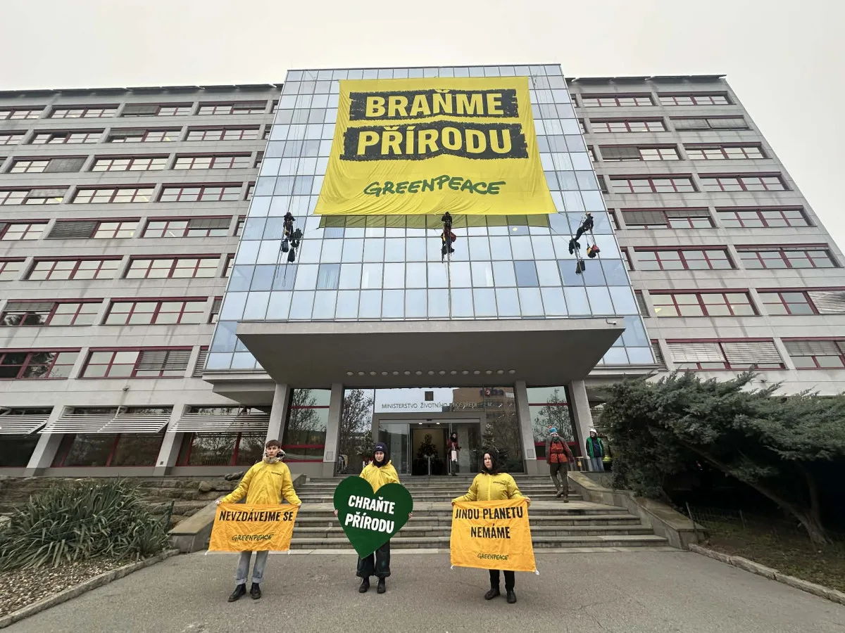 Na budovu ministerstva životního prostředí vylezli demonstranti, zasahuje policie