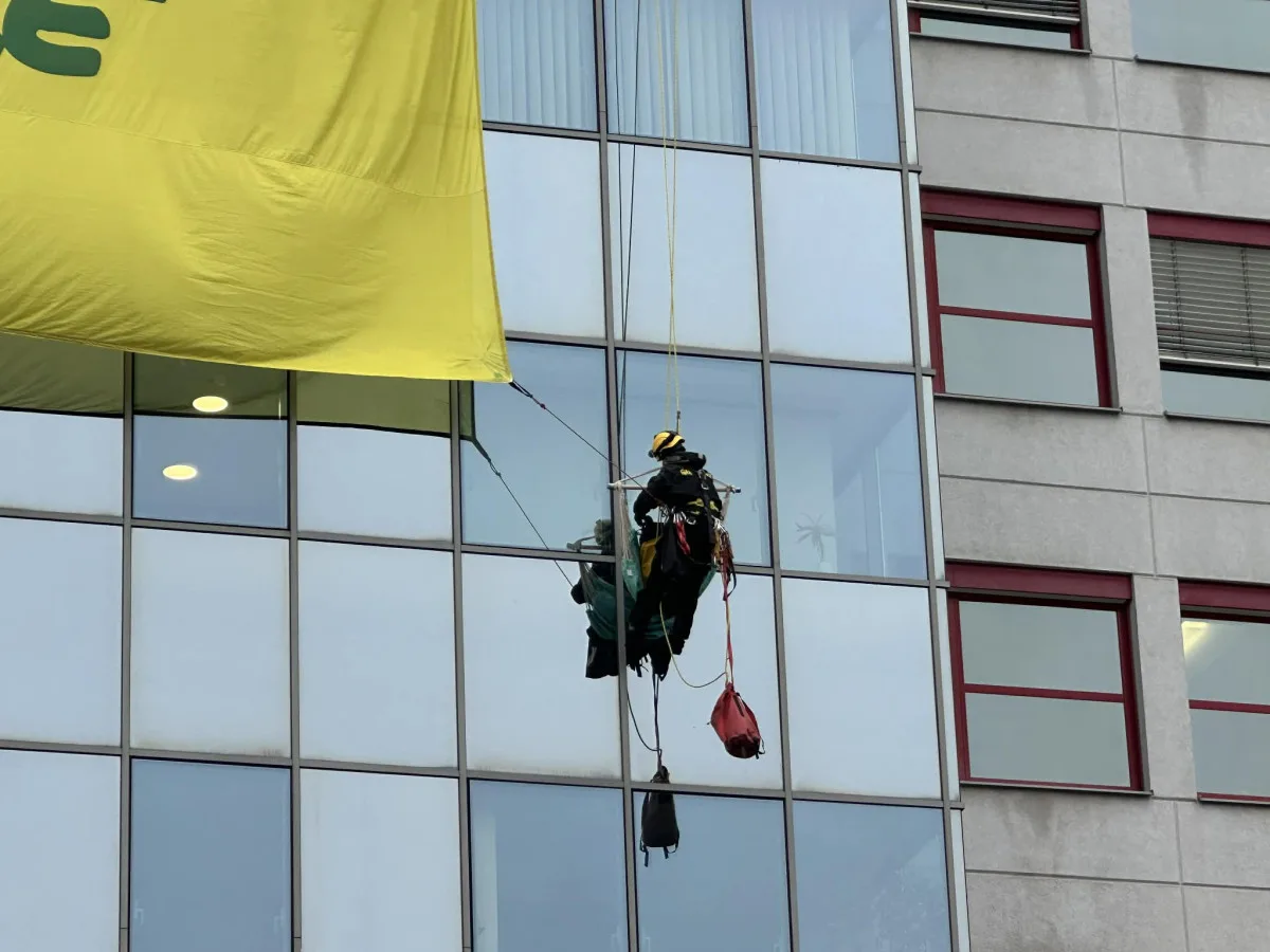 Na budovu ministerstva životního prostředí vylezli demonstranti, zasahuje policie