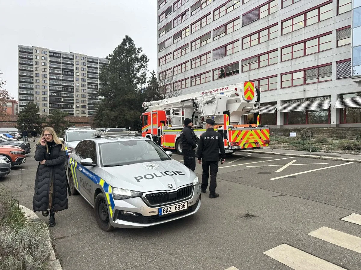 Na budovu ministerstva životního prostředí vylezli demonstranti, zasahuje policie